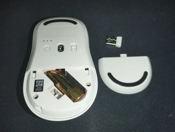 背面パネルを開けたXiaomiのマウス